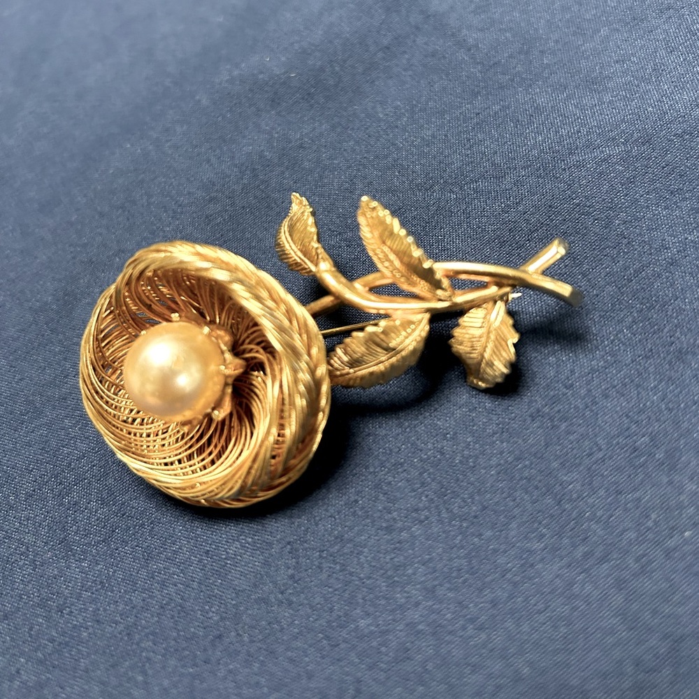 Castlecliff vintage flower broach